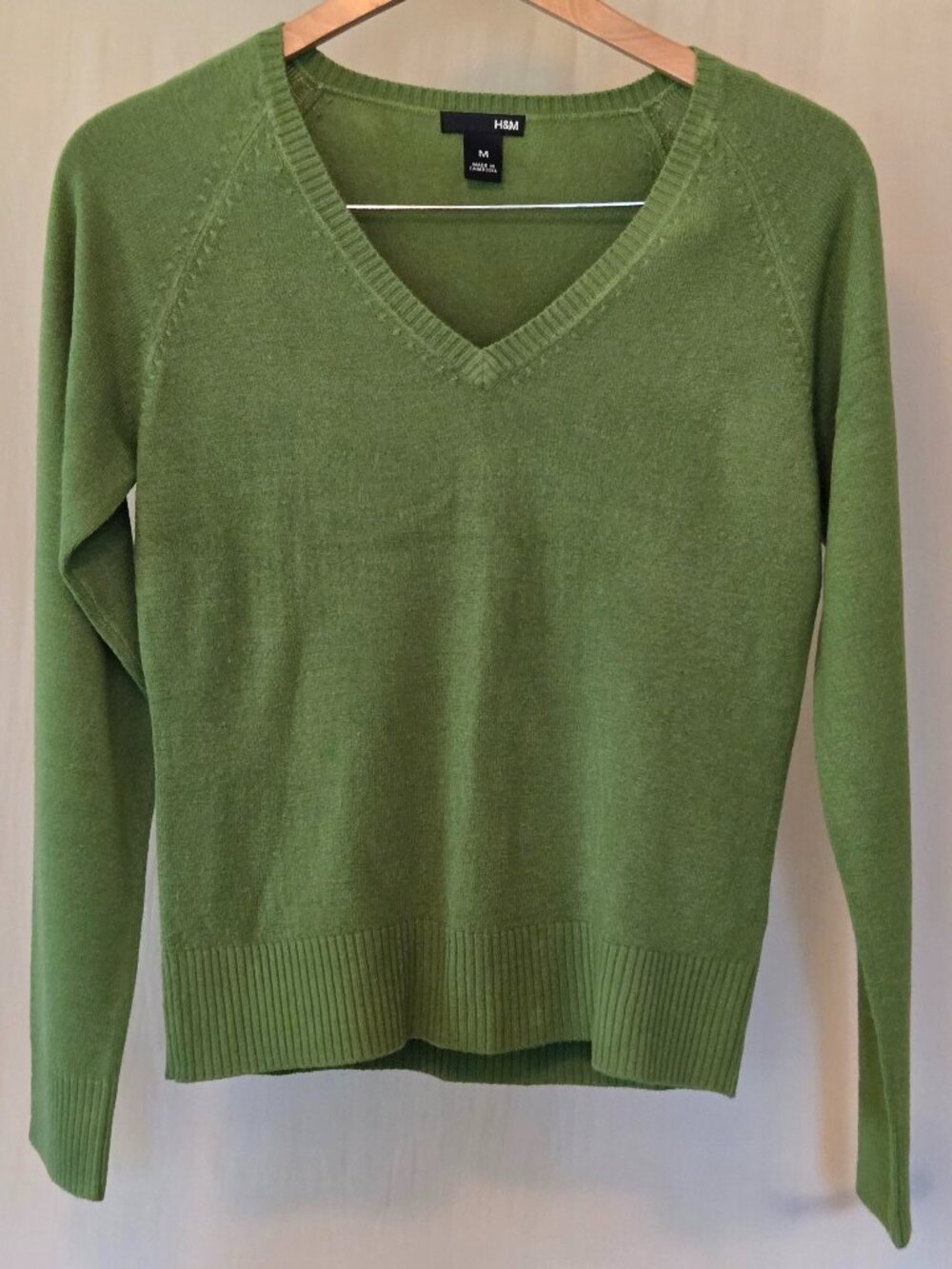 H&M Green V‑Neck Lightweight Knit Pullover Sweater Size M 100% Acrylic